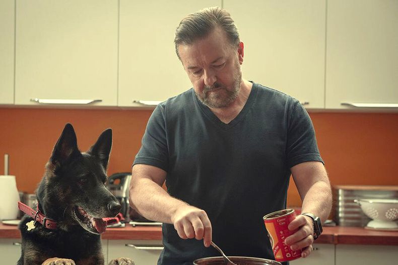 Tony Johnson (Ricky Gervais) y su perra Brandy