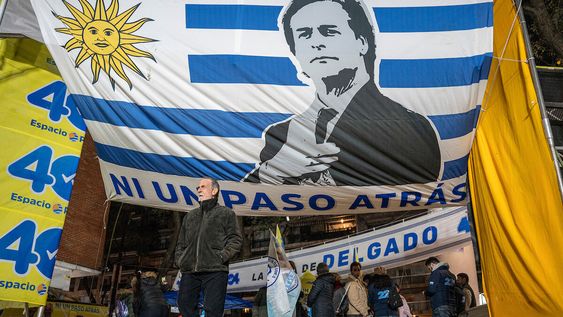 Acto de cierre de campaña de Álvaro Delgado en el barrio Pocitos, en Montevideo. Acto de cierre de campaña de Álvaro Delgado en el barrio Pocitos, en Montevideo.