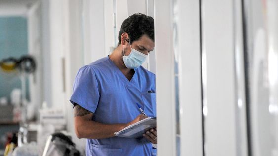 Hay cinco pacientes que ingresaron por Covid en el CTI del Maciel, dos en el del Clínicas y siete en la Española. Foto: Javier Calvelo / adhocFOTOS