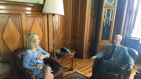 La vicepresidenta de la República, Beatríz Argimón, en reunión con el ministro Javier García. Foto: Ministerio de Defensa