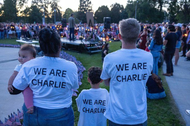 Personas con camisetas que decían “Somos Charlie” rinden homenaje durante una vigilia con velas en memoria del activista de derecha Charlie Kirk, en un monumento improvisado en el Parque Memorial de Provo, Utah, el 12 de setiembre de 2025.