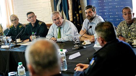 Luis Alberto Heber en 2023 durante una reunión de comando del Ministerio del Interior con la Policía Nacional. Foto: Javier Calvelo, adhocFOTOS