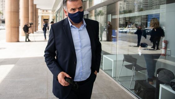 Yamandú Orsi después de reunirse con Lacalle Pou en Torre Ejecutiva. Foto: Santiago Mazzarovich / adhocFOTOS Yamandú Orsi después de reunirse con Lacalle Pou en Torre Ejecutiva. Foto: Santiago Mazzarovich / adhocFOTOS