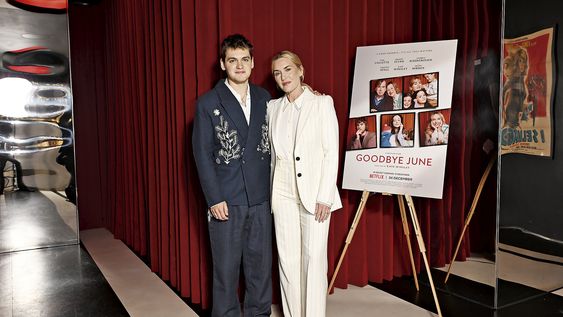 El hijo de Kate Winslet, Joe Anders, estuvo a cargo del guion de Adiós, June, primera película dirigida por su madre. El hijo de Kate Winslet, Joe Anders, estuvo a cargo del guion de Adiós, June, primera película dirigida por su madre.