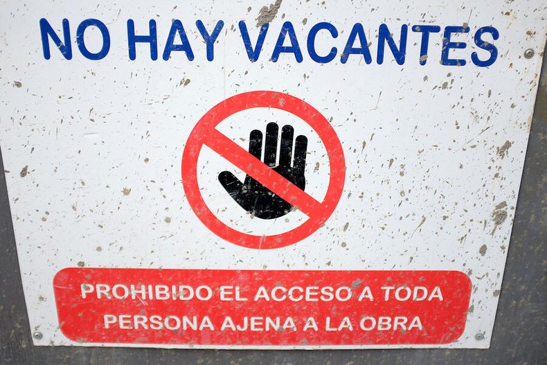 Cartel en una obra de construcción indicando que no se precisa personal.