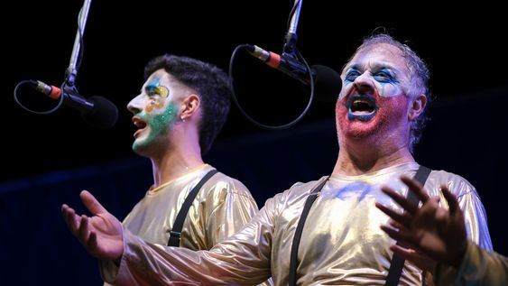 Pablo Inthamoussu, diputado y componente de Los Patos Cabreros, sobre el escenario. Pablo Inthamoussu, diputado y componente de Los Patos Cabreros, sobre el escenario.