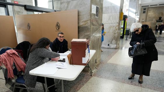 Votación durante las elecciones internas del 30 de junio, en la Intendencia de Montevideo Votación durante las elecciones internas del 30 de junio, en la Intendencia de Montevideo