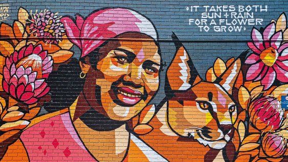 Antie, Tietie, Mummy, de la artista sudafricana Nardstar, quien mantiene una postura de oposición a la autoridad con el deseo de mejorar la ciudad en la que vive y ayudar a solucionar los problemas sociales. Ciudad del Cabo, Sudáfrica, 2019 Antie, Tietie, Mummy, de la artista sudafricana Nardstar, quien mantiene una postura de oposición a la autoridad con el deseo de mejorar la ciudad en la que vive y ayudar a solucionar los problemas sociales. Ciudad del Cabo, Sudáfrica, 2019