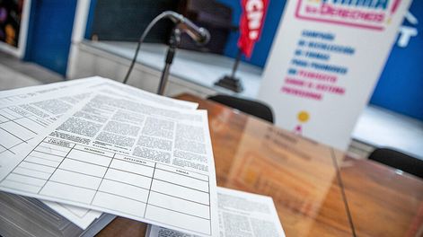 Búsqueda | Lanzamiento de la campaña de recolección de firmas para un plebiscito sobre seguridad social en la sede del PIT-CNT. Foto: Javier Calvelo, adhocFOTOS