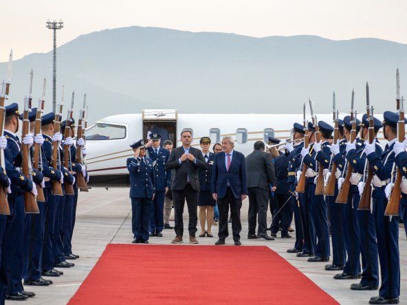 Yamandú Orsi a su llegada a Chile para participar de la cumbre “Democracia siempre”