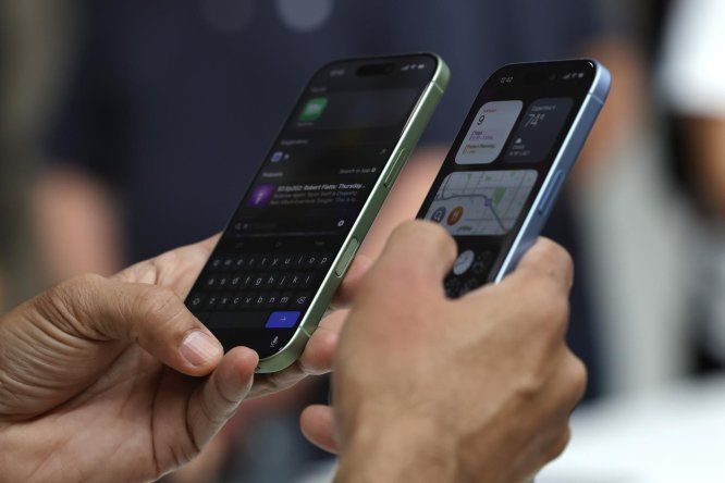 Personas interactúan con el nuevo iPhone 17 de Apple en un evento de lanzamiento de productos de Apple en el campus de Apple Park en Cupertino, California, EE.UU.