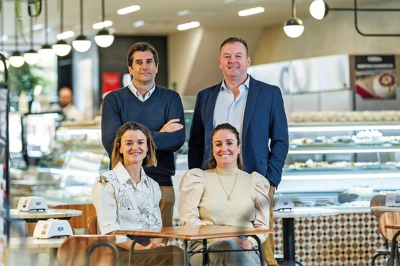 Diego Albanell, asesor de dirección, Álvaro Rodríguez, gerente general, junto a las directoras, María Noel y María José Carrera, posan para Trayectoria.