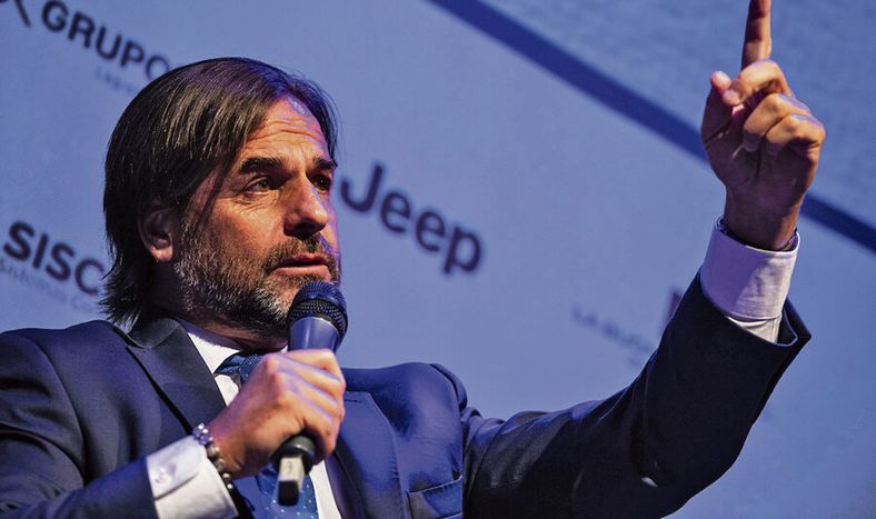 El presidente Luis Lacalle Pou en los Desayunos Búsqueda. Foto: Mauricio Zina / adhocFOTOS