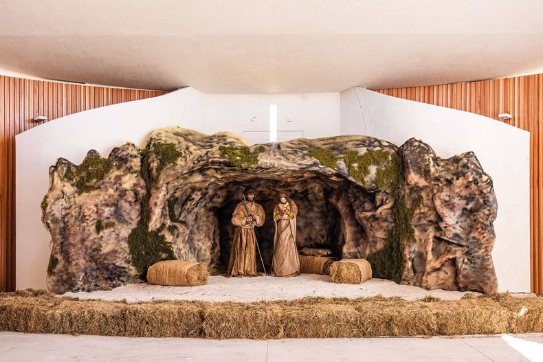 En los días previos a la Navidad se montó en la capilla un pesebre de tamaño real, obra de una artista anónima, para que quien quiera pueda acercarse a contemplar la escena del nacimiento del niño Jesús.