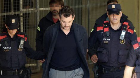 Jonathan Andic es escoltado por agentes de policía desde un juzgado en Martorell, cerca de Barcelona, el martes.