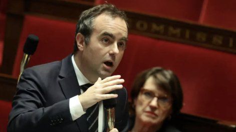 El primer ministro francés, Sébastien Lecornu, interviene durante los debates sobre dos mociones de censura relativas al acuerdo UE-Mercosur en la Asamblea Nacional de París, el 14 de enero de 2026.
