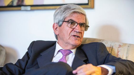 Alberto Iribarne, embajador argentino, durante la entrevista con Búsqueda. Fotos: Mauricio Zina / adhocFOTOS Alberto Iribarne, embajador argentino, durante la entrevista con Búsqueda. Fotos: Mauricio Zina / adhocFOTOS