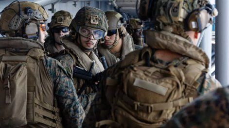 Soldados estadounidenses a bordo del buque de asalto anfibio Tripoli, que llegó a Oriente Medio el sábado 28 de marzo.