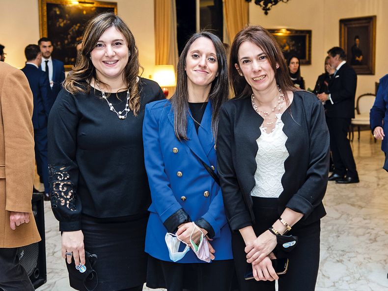 De la Embajada de Uruguay en Argentina: consejera Silvana Della Gatta, ministra consejera Gimena Hernández y secretaria del embajador Ángeles Barrios