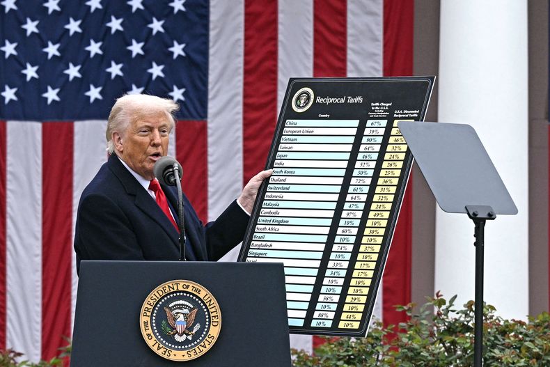 Donald Trump pronuncia un discurso en el jardín de la Casa Blanca sobre los aranceles recíprocos mientras sostiene un gráfico con los países afectados