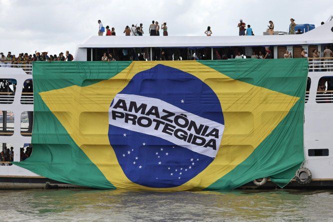 Una embarcación con integrantes de diversos movimientos sociales e indígenas navega por la bahía de Guajará este miércoles, en Belém (Brasil).&nbsp;