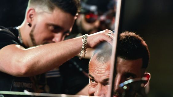 Un peluquero cortando el pelo en un concurso en Montevideo. Foto: Nicolás Celaya / adhocFOTOS Un peluquero cortando el pelo en un concurso en Montevideo. Foto: Nicolás Celaya / adhocFOTOS