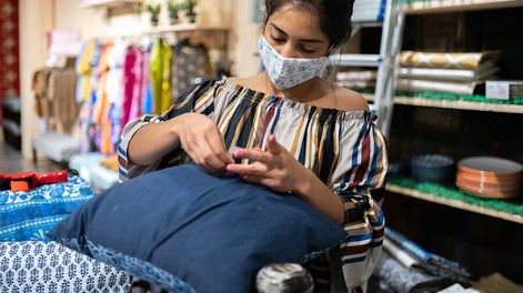Búsqueda | De 370.000 menores de 30 años ocupados en 2020, unos 180.000 trabajaban en comercio, gastronomía, hotelería y servicios. Foto: Santiago Mazzarovich / adhocFOTOS