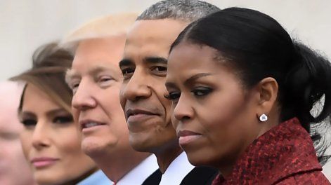 (De izquierda a derecha) La primera dama Melania Trump, el presidente Donald Trump, el expresidente Barack Obama y Michelle.
