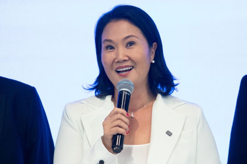 La candidata presidencial peruana Keiko Fujimori habla en una rueda de prensa este lunes 13, en Lima (Perú).