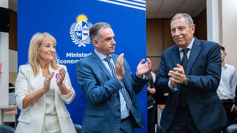 Carolina Cosse, Yamandú Orsi y Gabriel Oddone durante la asunción de autoridades del Ministerio de Economía y Finanzas.&nbsp;