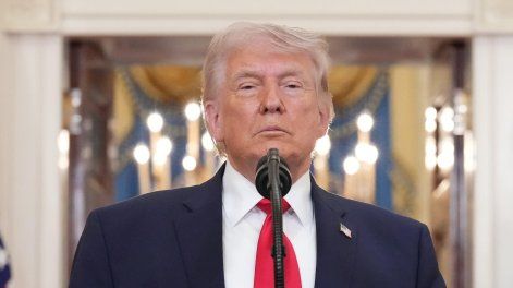 El presidente estadounidense Donald Trump hace una pausa al finalizar su discurso sobre la guerra con Irán desde el Salón de la Cruz de la Casa Blanca, el 1 de abril de 2026.