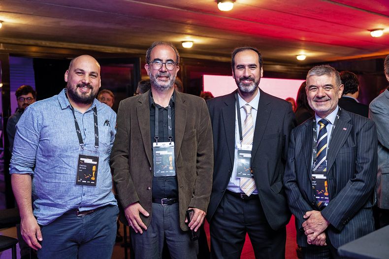 Fabrizio de Luca, de Krebz, ganador en la categoría start-up, con los miembros del jurado Andrés Danza, director periodístico de Búsqueda y Galería, Adrián Rodríguez y Jorge Xavier