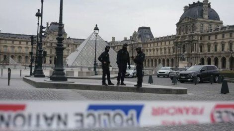 La investigación sobre el robo de joyas del Museo del Louvre continúa, tras el anuncio de la imputación de dos sospechosos, el 1 de noviembre de 2025.