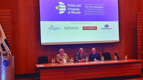 El presidente de la Camara Uruguaya de Procesadores Avicolas (Cupra), Domingo Esteves; el ministro de Ganaderia, Agricultura y Pesca (MGAP), Fernando Mattos; y el presidente de la Asociacion Latinoamericana de Avicultura (ALA), Joaquin Fernandez
