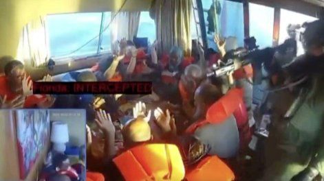 Una captura de pantalla muestra a los activistas a bordo del barco levantando las manos para demostrar que estaban desarmados, mientras las fuerzas navales israelíes continúan atacando los buques de la Flotilla Global Sumud que navegan hacia Gaza, en el mar Mediterráneo el 2 de octubre de 2025.