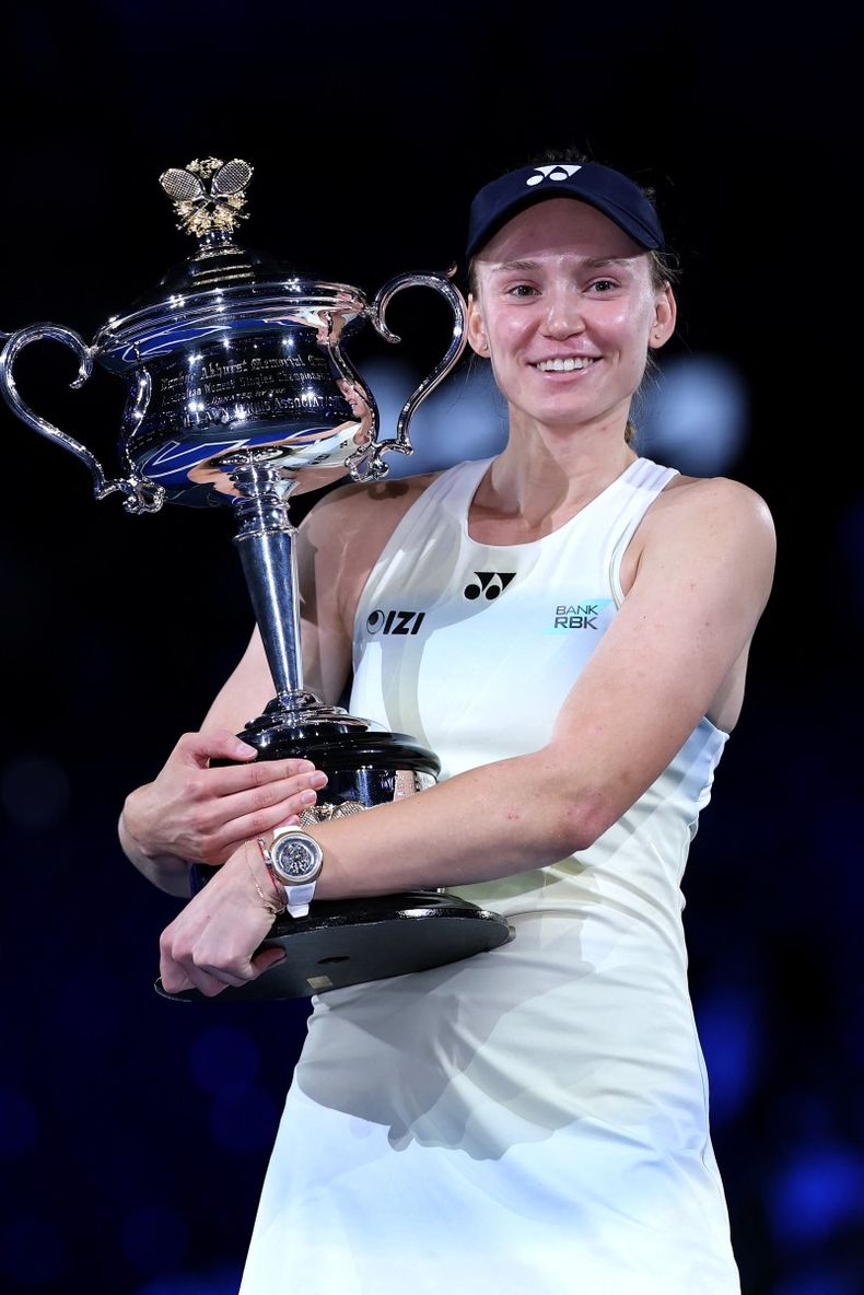 La rusa de nacionalidad kazaja, nueva campeona femenina del Open de Australia, ha tenido que dar explicaciones sobre sus celebraciones tranquilas y libres de euforia.