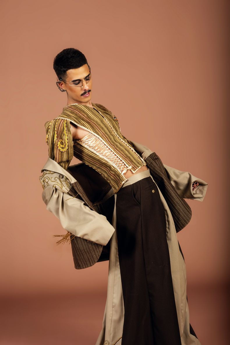 Corset con mangas realizado por Alomahi Aragusto, Maite Bouzas, Mariana González y Lucio Rosatti. Blazer y falda hecho por Leina Olmos, Daniela Soto, Camila Quintero y Camila Paredes. Accesorios: caravanas de Do Santos y Delgado y lentes de Torrens y Cardozo.