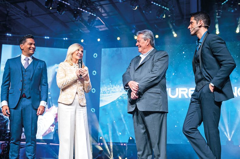 El presentador Ismael Cala, la vicepresidenta de la República Beatriz Argimón, el intendente de Maldonado Enrique Antía y el fundador y CEO de American Business Forum Ignacio González Castro
