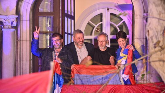 Mario Bergara, en la sede del Frente Amplio, junto al presidente de la fuerza política, Fernando Pereira, Verónica Piñeiro y Salvador Schelotto, quienes también fueron candidatos Mario Bergara, en la sede del Frente Amplio, junto al presidente de la fuerza política, Fernando Pereira, Verónica Piñeiro y Salvador Schelotto, quienes también fueron candidatos