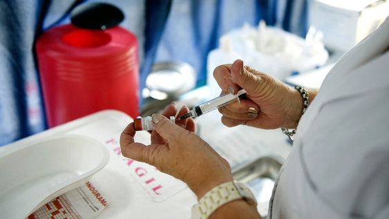 Enfermera con vacuna. Foto: Nicolas Celaya / adhocFOTOS Enfermera con vacuna. Foto: Nicolas Celaya / adhocFOTOS