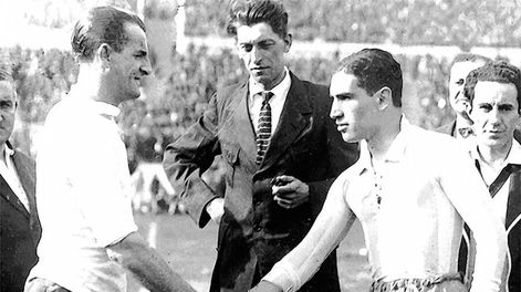 Búsqueda | Los capitanes de Uruguay y Argentina, José Nasazzi y Manuel Ferreira, y el árbitro belga Jean Langenus, en la final de 1930