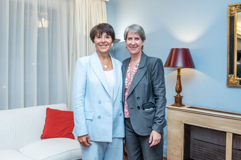 Presidenta de MEDEF Christel Bories y embajadora de Francia Virginie Bioteau.