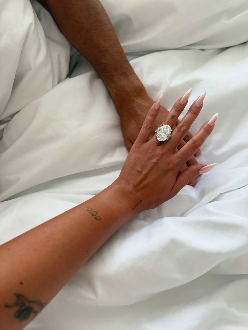 Cristiano Ronaldo sorprendió a su futura esposa con un anillo de compromiso de diamantes valuado en mas de seis millones de euros; una joya que solo se consigue en subastas o en grandes distribuidores de diamantes