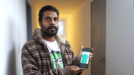 Sin dinero y sin lograr hacerse entender, Jakir quiere montar una empresa de ropa en Uruguay. Foto: Nicolás Der Agopián