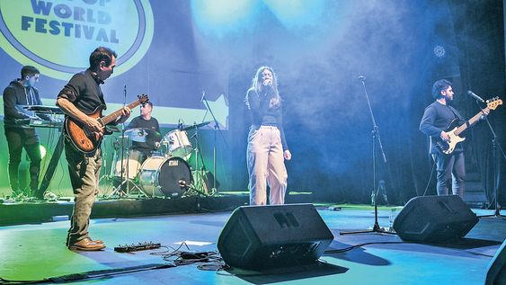 Embajador de Corea Eun-chul Lee con su banda Antípodas Embajador de Corea Eun-chul Lee con su banda Antípodas