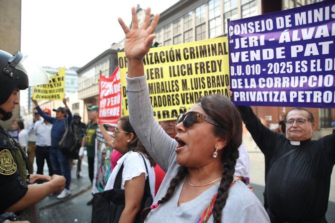 Personas sostienen carteles durante una manifestación en rechazo al presidente interino, José Jerí, frente al Congreso de Perú, en Lima (Perú).&nbsp;
