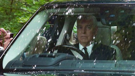 Andrew Mountbatten-Windsor, expríncipe de Reino Unido y hermano menor del rey Carlos III, se convirtió este jueves 19 de febrero en el primer exmonarca detenido tras la revelación de los archivos del caso del depredador sexual Jeffrey Epstein.