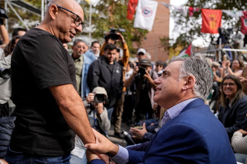 Marcelo Abdala y Yamandú Orsi en el acto del Día de los Trabajadores.