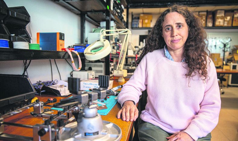 Fiorella Haim en el laboratorio del edificio Ceibal en el LATU durante la entrevista con Búsqueda. Foto: Mauricio Zina / AdhocFOTOS