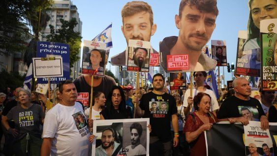 Familias de rehenes protestan en Israel.